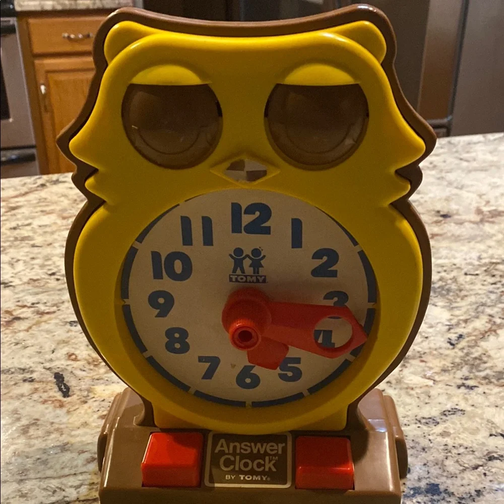 Vintage 1975 owl clock by Tomy.